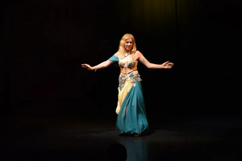 ANA MARIA SALINAS — alumna de danza árabe