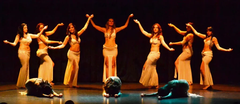 bailarinas-de-danza-arabe-Academia-Nayra